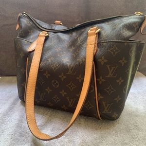 Louis Vuitton excellent condition! Very clean, no stains or wear marks.
